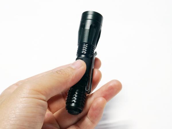 Die Prüfung der Arbeitszeit des Weiß IP67 der heißen Verkaufsleichten salzigen Hochleistungsbatterie 2AAA des handlichen langen kleinen Stiftes führte Fackel
