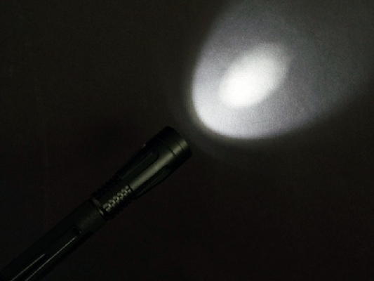 2aaa gravierte LED-Stift-Taschenlampen-flache Linsen-Art Aluminiumlegierungs-Körper-Material