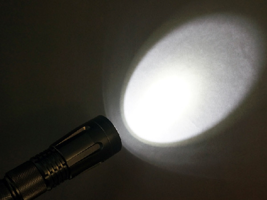 Persönliche LED Taschenlampen-im Freien wieder aufladbare Art hohe Lumen der Selbstverteidigungs-