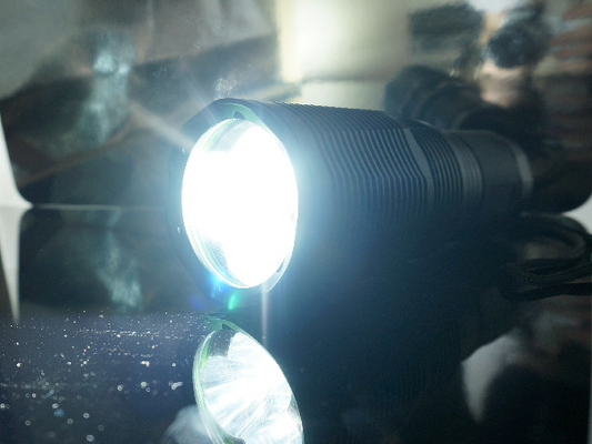 LED Taschenlampe im Freien IPX7 die 3000 Lumen-imprägniern 6400K mit Handbügel