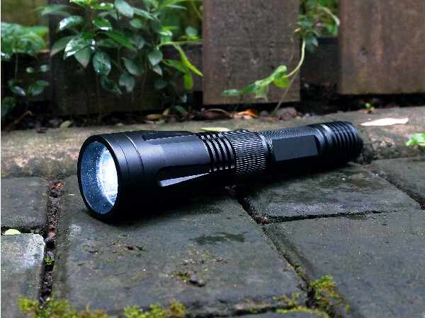 GRAD-Schwarz-Farbe der Selbstverteidigungs-wieder aufladbare LED der Taschenlampen-IPX7 Militär